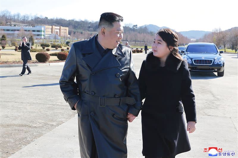 金正恩與愛女金朱愛頻頻亮相，這次更登上北韓最新郵票。（圖／翻攝自朝中社）