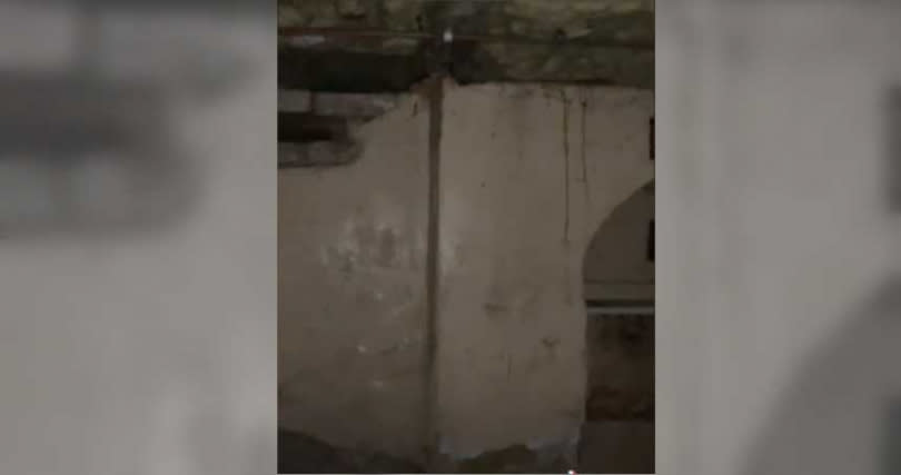 一名外國女網友在家裡發現一個神祕地下室。（圖／翻攝自abi_mia14 TikTok）