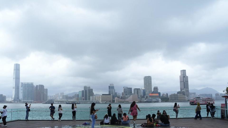 今日有幾陣驟雨，最高氣溫約31度。(資料圖片)