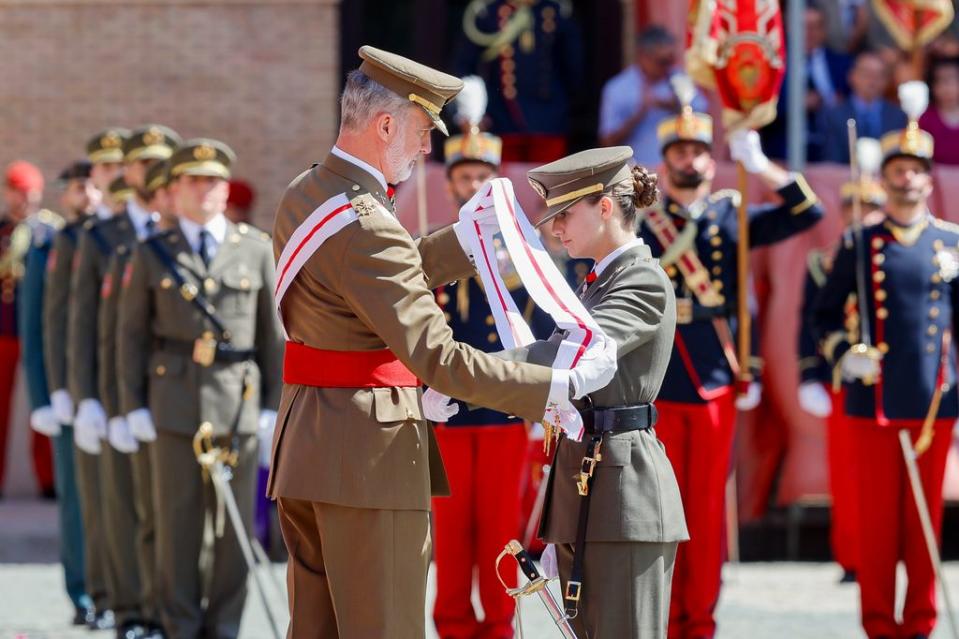 El rey Felipe y la princesa Leonor durante la entrega de los despachos de empleo en la academia general militar de Zaragoza, el 3 de julio de 2024