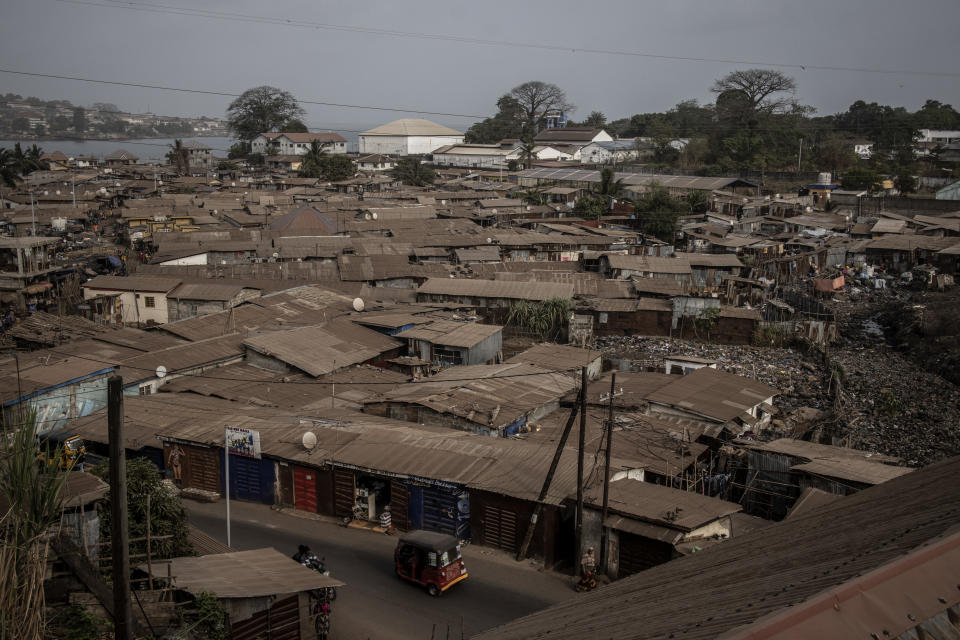 Un barrio en Freetown, Sierra Leona, el 22 de febrero de 2022. (Finbarr O'Reilly/The New York Times)
