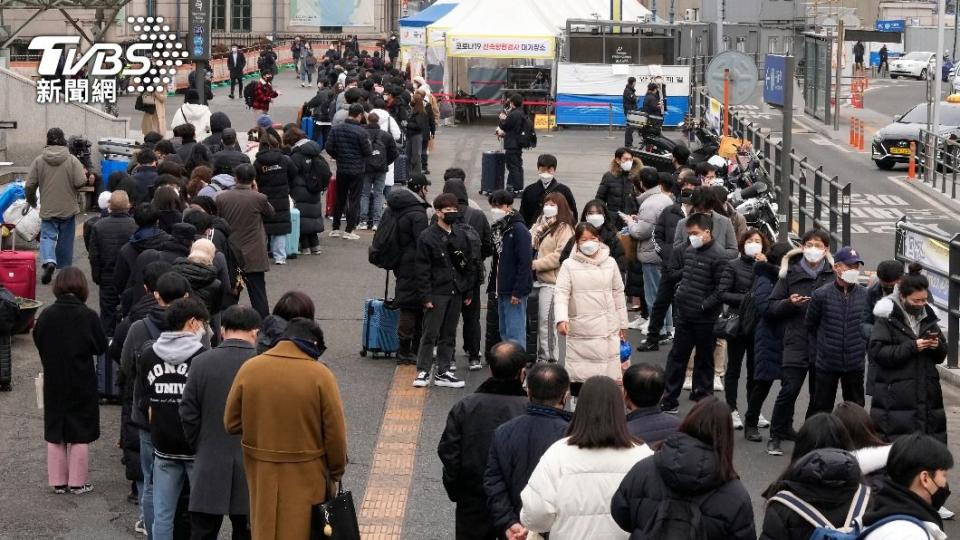 南韓民眾排隊等待進行篩檢。（圖／達志影像美聯社）