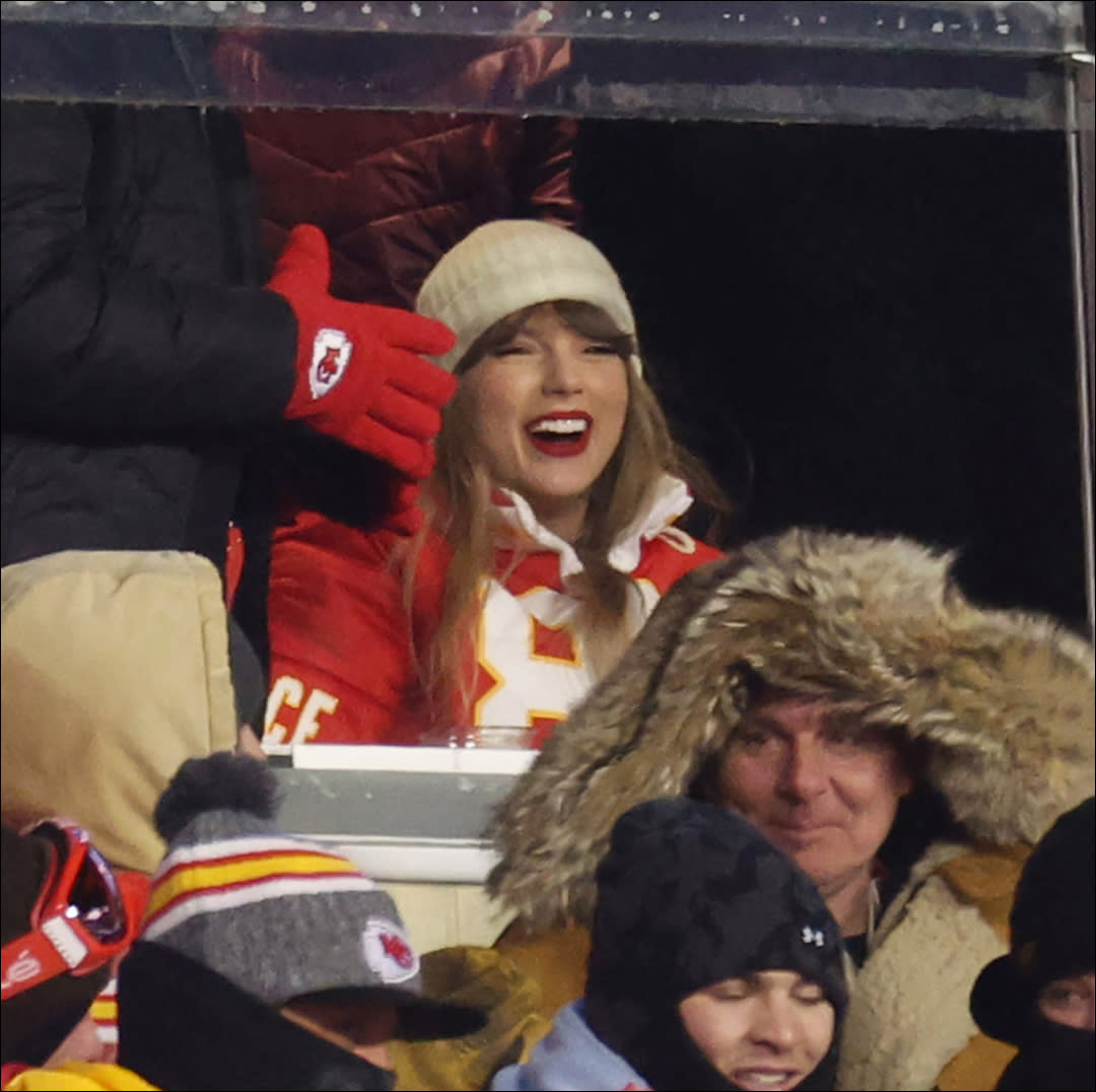  The internet is roasting men who are mad Taylor Swift enjoys herself at NFL games. 
