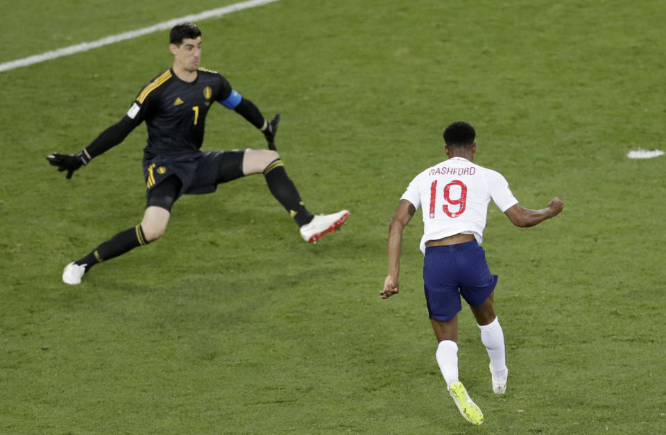 <p>Marcus Rashford has a golden opportunity to beat Thibault Courtois, but he put his one-on-one shot well wide </p>
