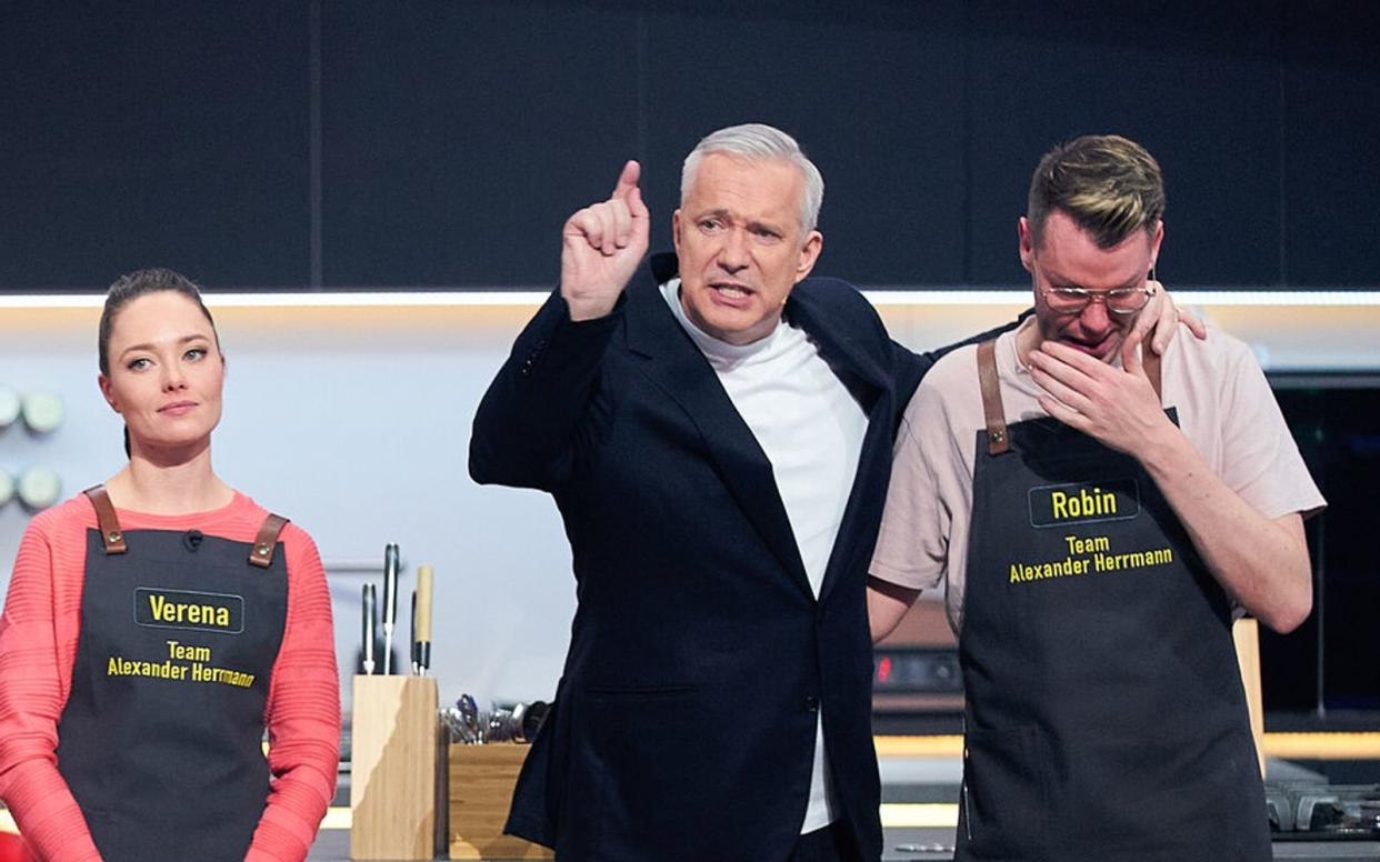 Was ist da los? Alexander Herrmann ist stolz, und Robin aus Düsseldorf weint, weil er "The Taste" verlassen muss. (Bild: SAT.1 / Jens Hartmann)