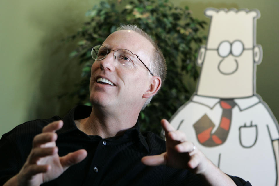 ARCHIVO - Scott Adams, creador de Dilbert, charla sobre su cómic en su estudio en Dublin, California, el 26 de octubre de 2006. La empresa distribuidora del comic "Dilbert", Andrews McMeel Universal, anunció el 26 de febrero que ya no trabajará con el caricaturista por sus comentarios raciales en su programa de YouTube "Real Coffee with Scott Adams". (Foto AP/Marcio Jose Sanchez, archivo)