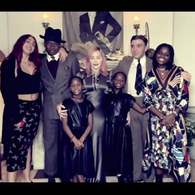 Madonna posando con sus seis hijos en Acción de Gracias credit:Bang Showbiz