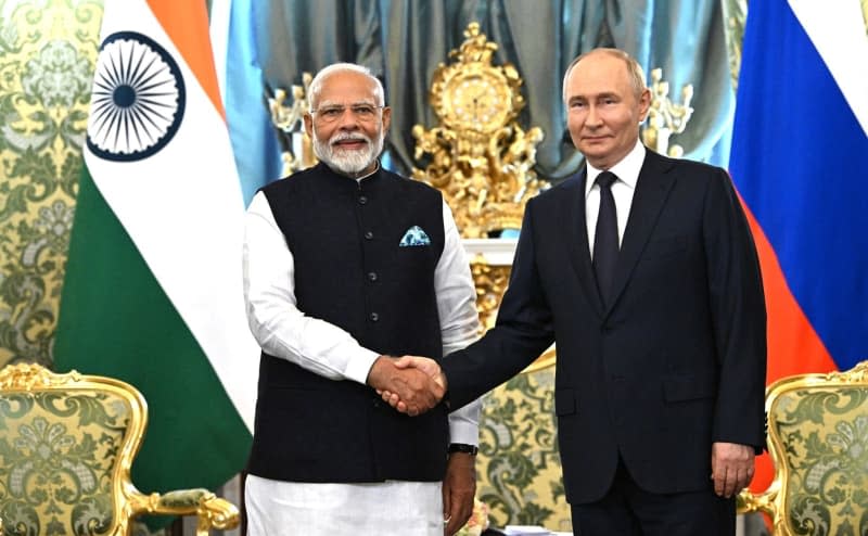 Russian President Vladimir Putin (R) receives Indian Prime Minister Narendra Modi ahead of their meeting at the Grand Kremlin Palace. -/Kremlin/dpa