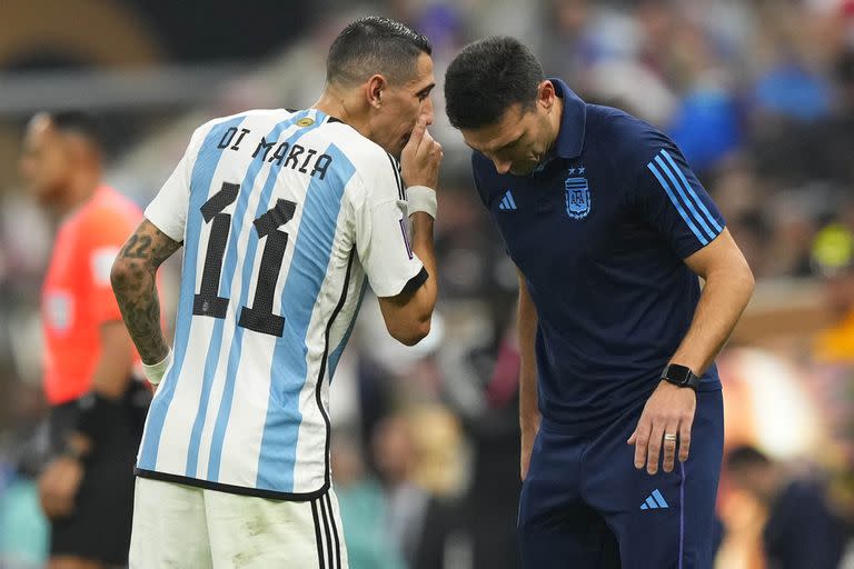 Ángel Di María conversa con Lionel Scaloni