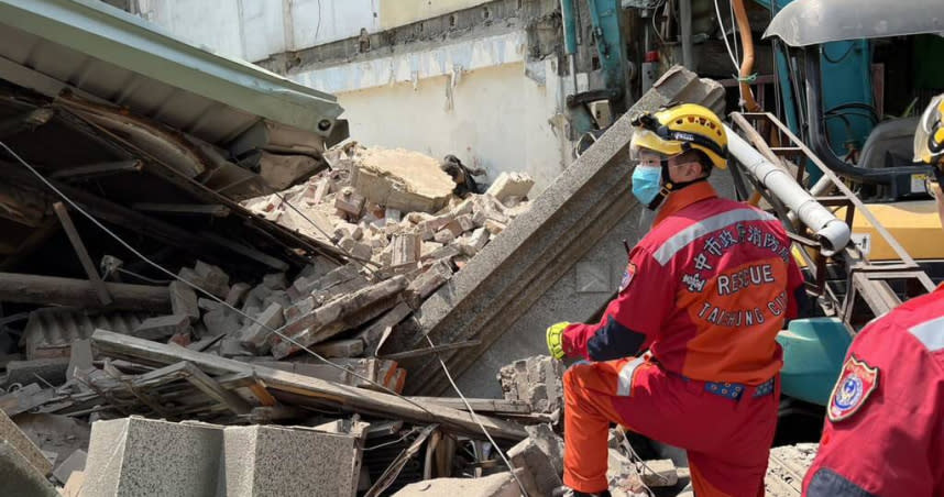 台中一處老屋倒塌致3人受困，其中1人死亡，都發局長李正偉表示將依法開罰。（圖／翻攝畫面）