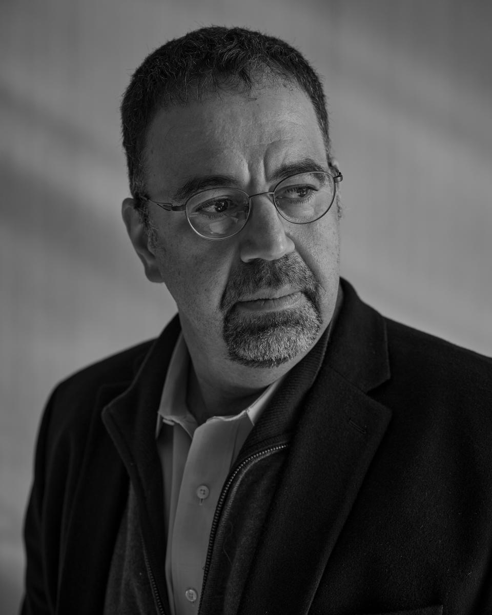 Daron Acemoglu, economista del Instituto Tecnológico de Massachusetts, posa para un retrato en Cambridge, Massachusetts, el 21 de diciembre de 2021. Al menos la mitad de la creciente brecha salarial abierta entre los trabajadores estadounidenses en los últimos 40 años se debe a la automatización de tareas que solían realizar los seres humanos, afirma Acemoglu. (Cody O'Loughlin/The New York Times)