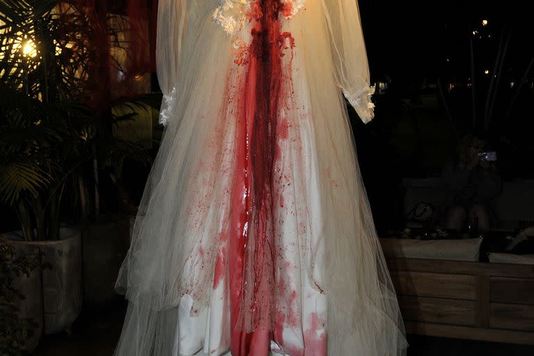 Para mantener la temática del videoclip, donde Cande aparece vestida de novia sumergiéndose en la atmósfera romántico-gótica, el vestido también estuvo presente