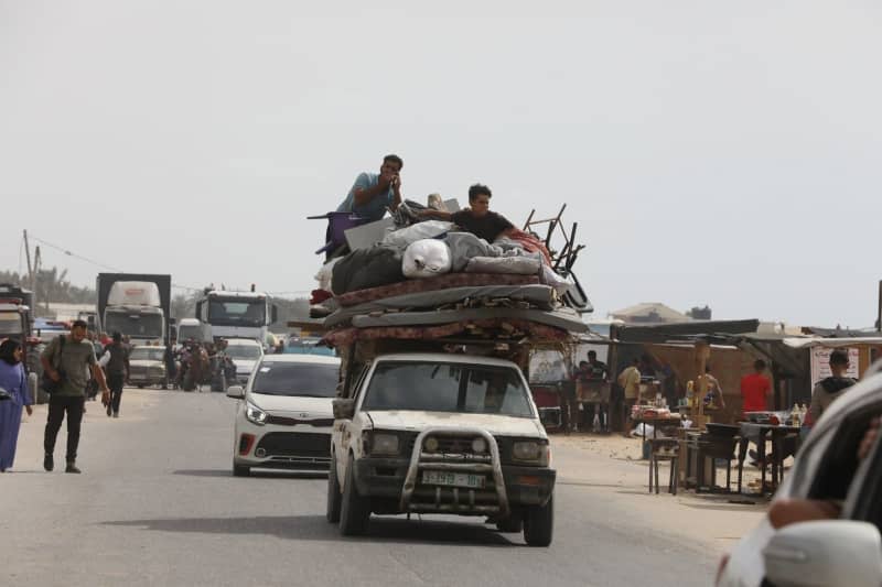 Palestinians fleeing unsafe areas in Rafah arrive with their belongings on Trucks and cars in Khan Yunis, further north in the southern Gaza Strip, following Israeli strikes. Naaman Omar/APA Images via ZUMA Press Wire/dpa