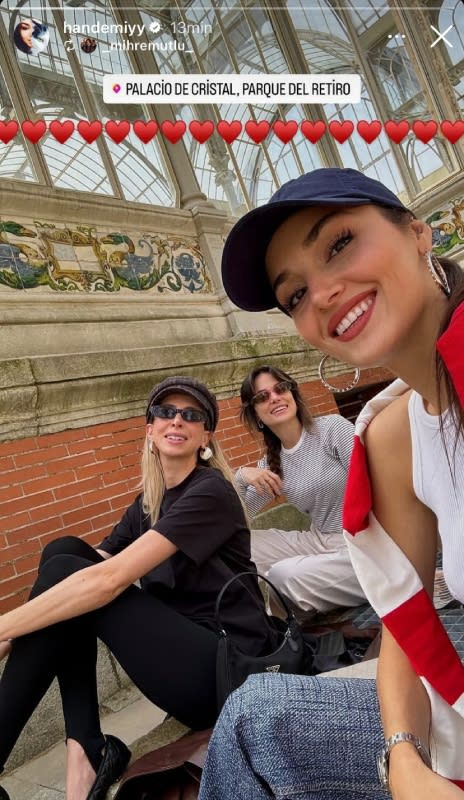 Hande Erçel, Mihre Mutlu y Cansin Denizer hicieron turismo por el Palacio de Cristal en el Retiro