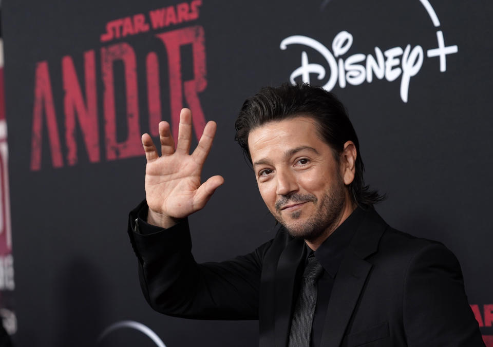 Diego Luna de elenco de "Andor" saluda en la premiere de la serie de Disney+ el 15 de septiembre de 2022, en el Cine El Capitán en Los Angeles. (Foto AP/Chris Pizzello)