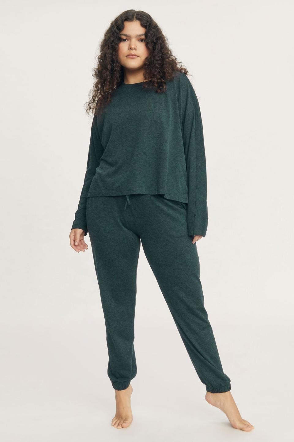 These joggers have pockets and were made from recycled polyester. <a href="https://fave.co/3niFtWi" target="_blank" rel="noopener noreferrer">Originally $68, get them now for 30% off at Girlfriend Collective</a>.