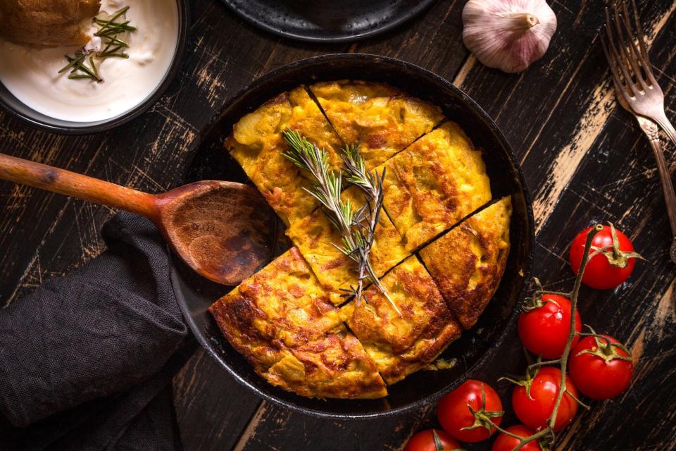 Tortilla de Patata wird genauso wie ein Eier-Omelett aber zusätzlich mit Kartoffeln in einer hohen Pfanne zubereitet. Im ersten Schritt werden Kartoffeln geschält, in Scheiben geschnitten und mit Öl und Zwiebeln angebraten. Danach wird eine verquirlte Masse aus Eiern, Petersilie, Salz, Pfeffer und Milch über die Kartoffelscheiben geschüttet und zum Schluss für etwa fünf Minuten im Ofen fertig gebacken. (Bild: iStock/thesomegirl)