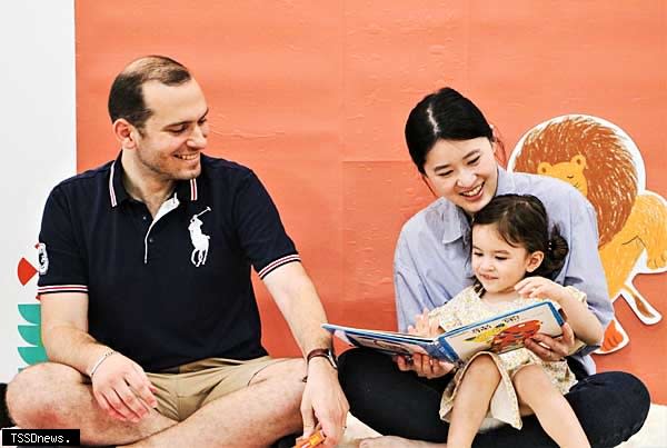 新北市「閱讀起步走」嬰幼兒專屬的閱讀活動登場，五大主題活動，邀爸爸媽媽從零歲開始陪孩子閱讀。（圖：新北市立圖書館提供）