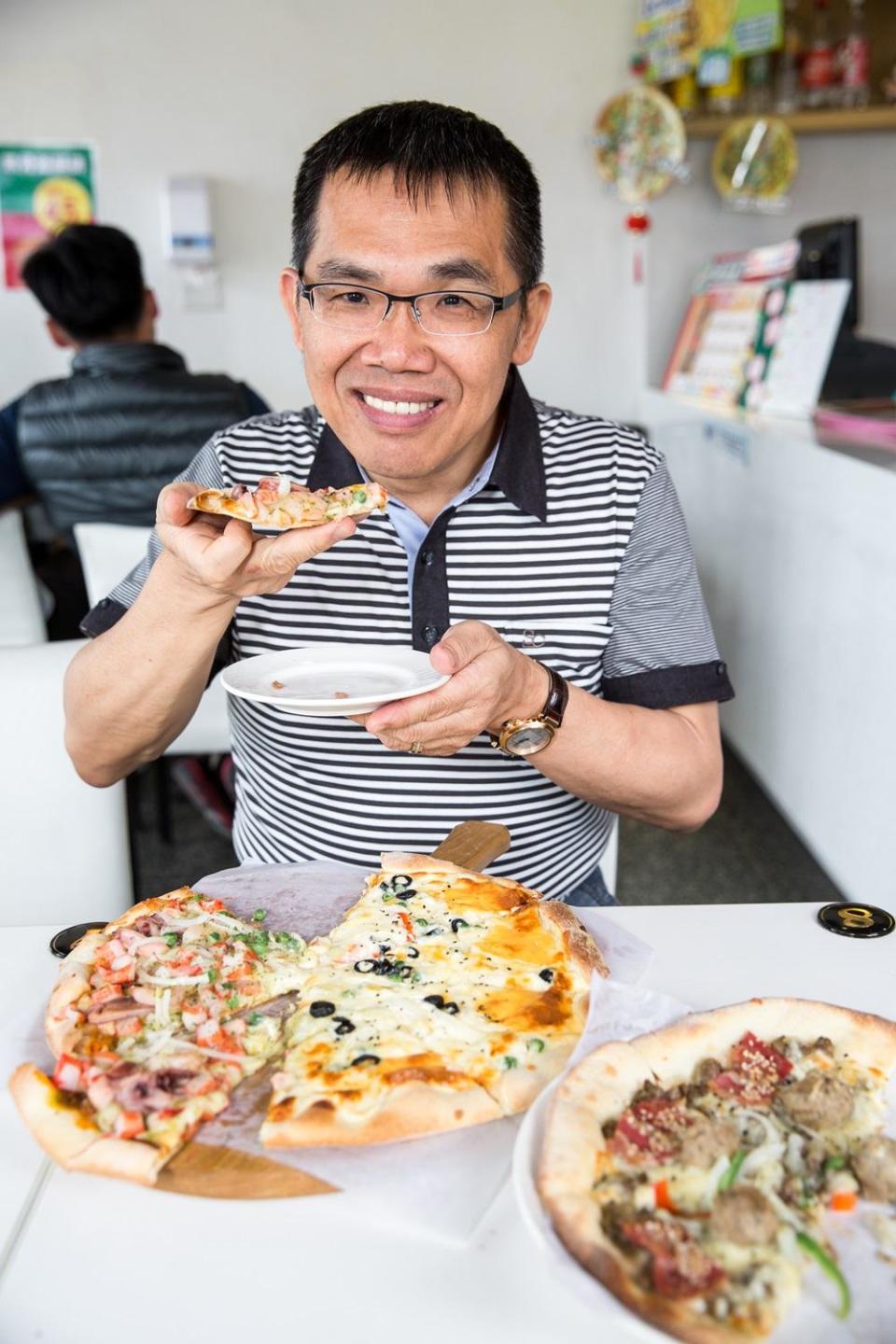 劉敏賢喜歡吃雙拼披薩，圖中為招牌海鮮總匯拼奶焗起司，他光是聞到香味就快流口水。