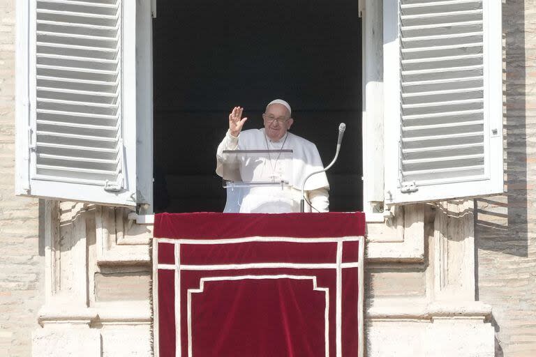 El Papa Francisco pronuncia el Ángelus del mediodía en la Plaza de San Pedro, en el Vaticano, el domingo 28 de enero de 2024.