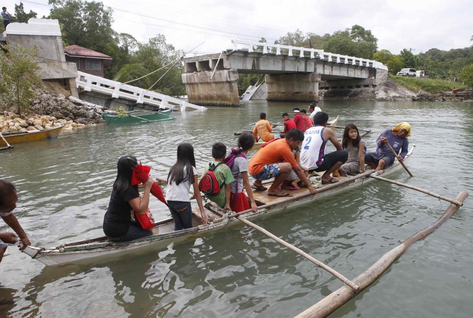 Quake in central Philippines 10-16-13