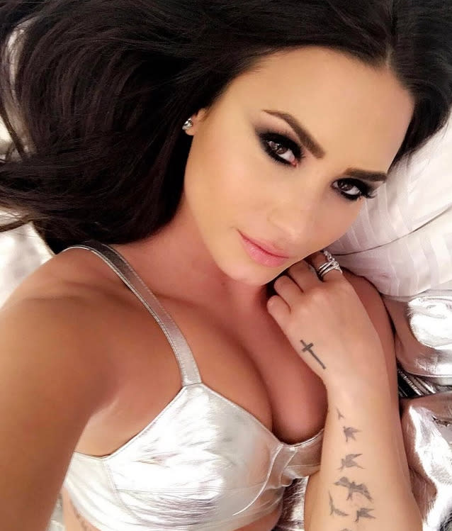 Ein Silberstreif am Horizont trüber Märztage: Im sexy Metallic-Top von Unravel grüßte Sängerin Demi Lovato (24) diese Woche ihre Fans auf Instagram. (Bild: Instagram/ddlovato)