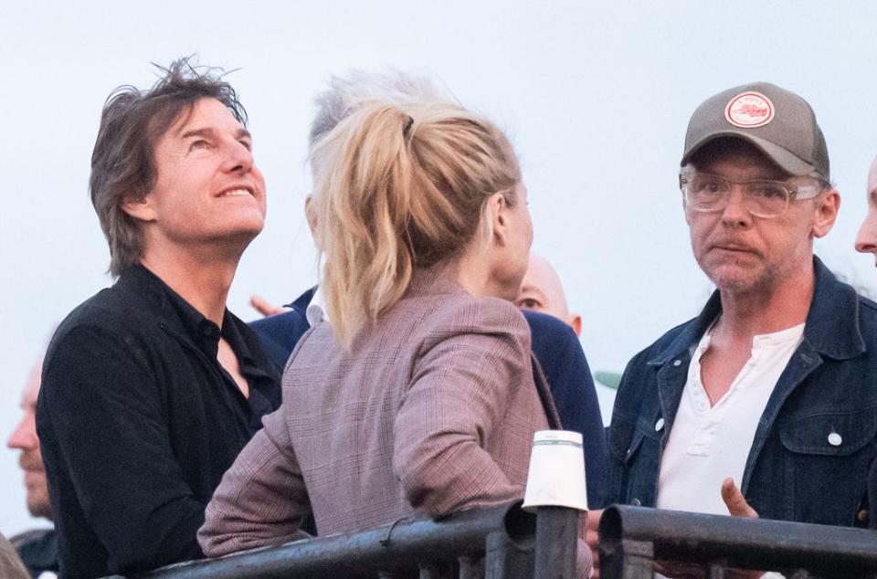 Tom Cruise con Simon Pegg y Gillian Anderson en el concierto de Coldplay en el  Festival de Glastonbury el 29 de junio de 2024