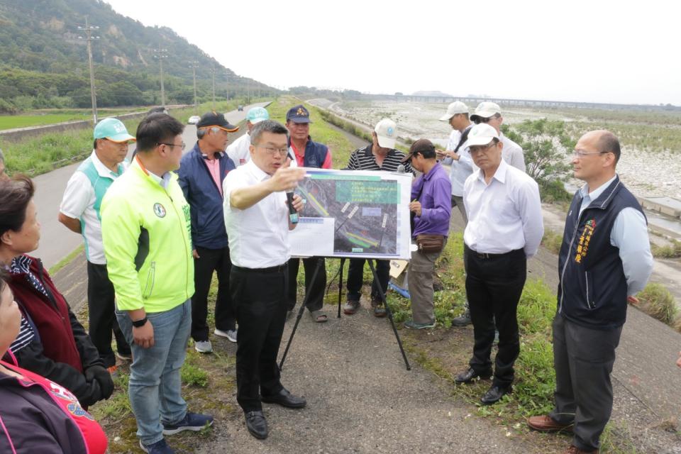 蔡其昌、施志昌會同相關單位到大安溪會勘。   圖 : 蔡其昌辦公室/提供