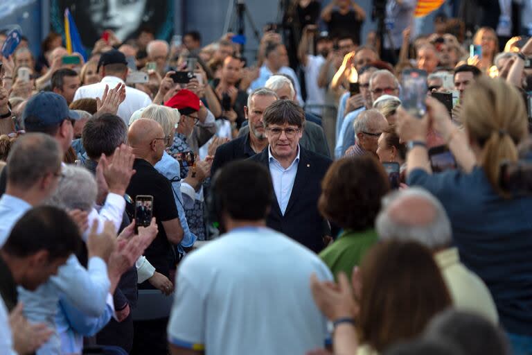 El líder separatista catalán autoexiliado, miembro español del Parlamento Europeo y fundador del partido Junts per Catalunya (Juntos por Cataluña), Carles Puigdemont, llega a la última manifestación antes de las próximas elecciones regionales en Cataluña el 10 2024 de mayo, en Elna, suroeste de Francia.(Photo by Matthieu RONDEL / AFP)