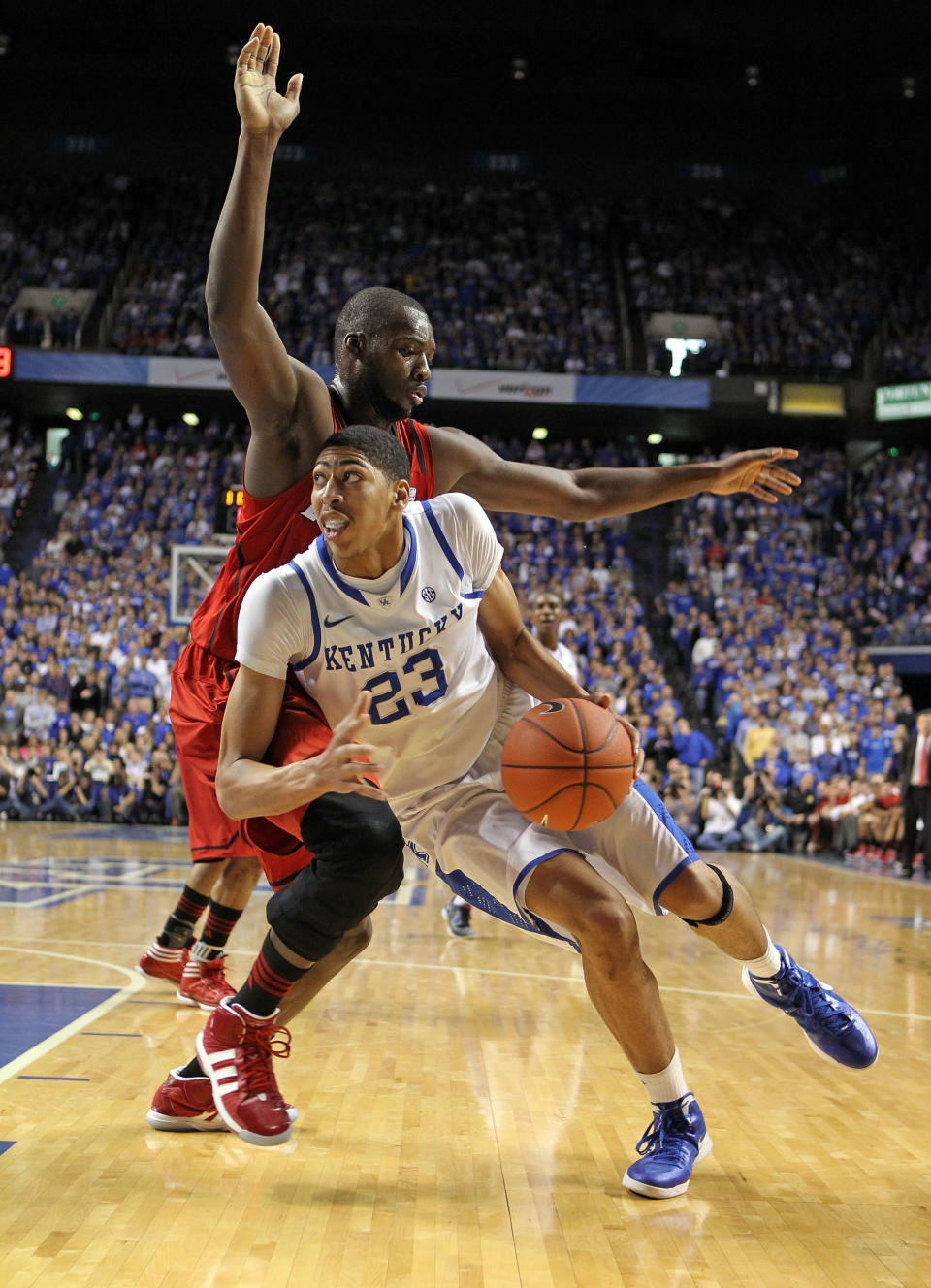 LEXINGTON, KY - DECEMBER 31: Anthony Davis #23 of the Kentucky Wildcats dribbles the ball during 69-62 win over the Louisville Cardinals at Rupp Arena on December 31, 2011 in Lexington, Kentucky. (Photo by Andy Lyons/Getty Images)