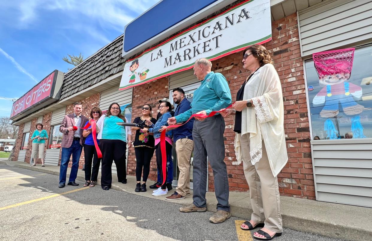 La Mexicana Market held a ribbon cutting to celebrate the opening of the store Friday afternoon.
