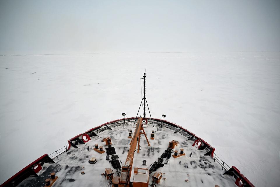 Coast Guard icebreaker Healy sails through Arctic ice