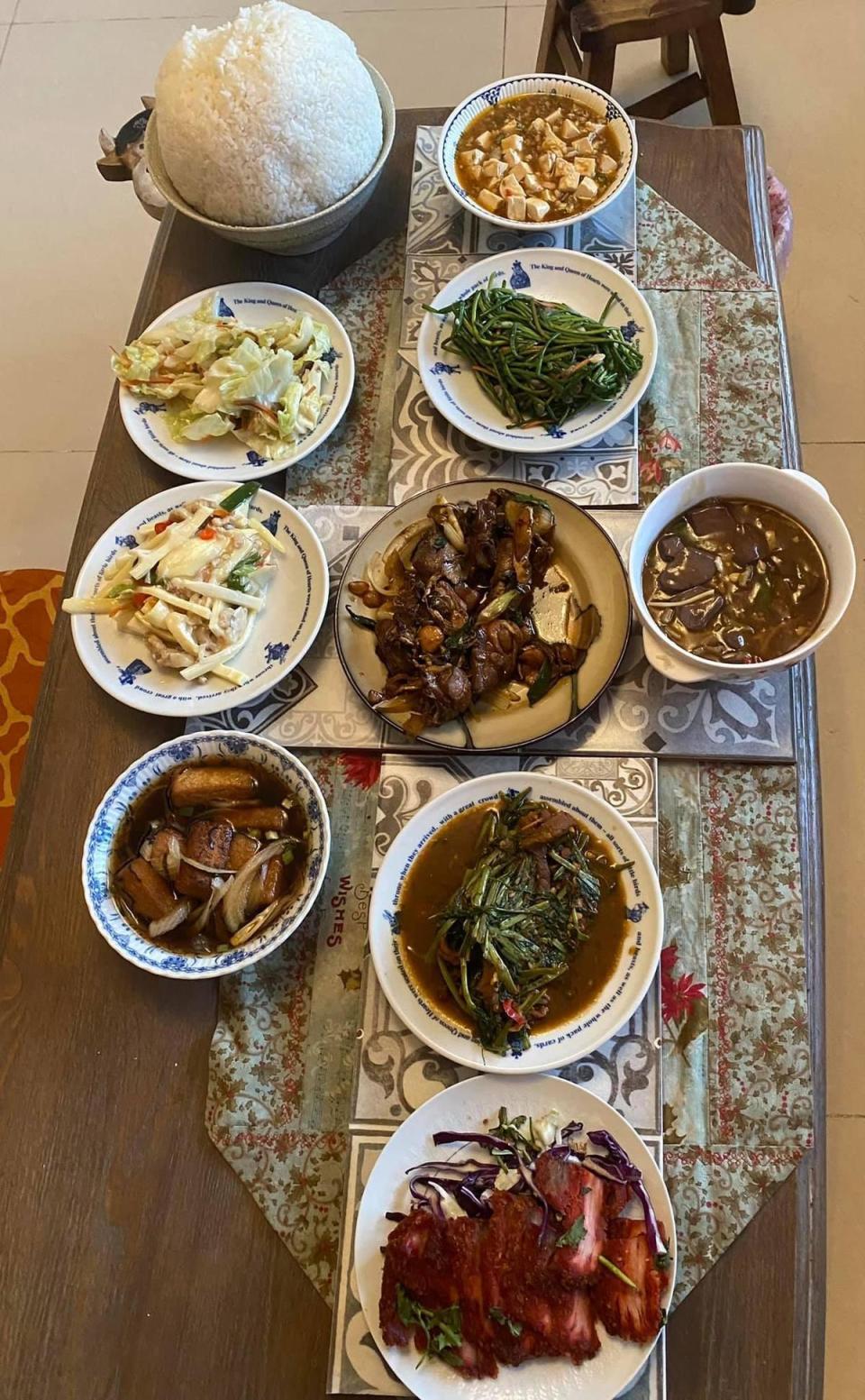 網友分享的照片中共有9道熱炒菜色，另外還有一大鍋堆成山的白飯，顯得特別吸睛。（翻攝自爆怨2公社）