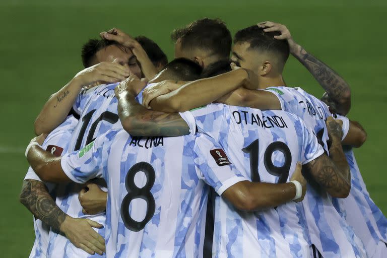 La celebración de todos tras el gol de Joaquín Correa; Argentina estiró su buen momento en Caracas