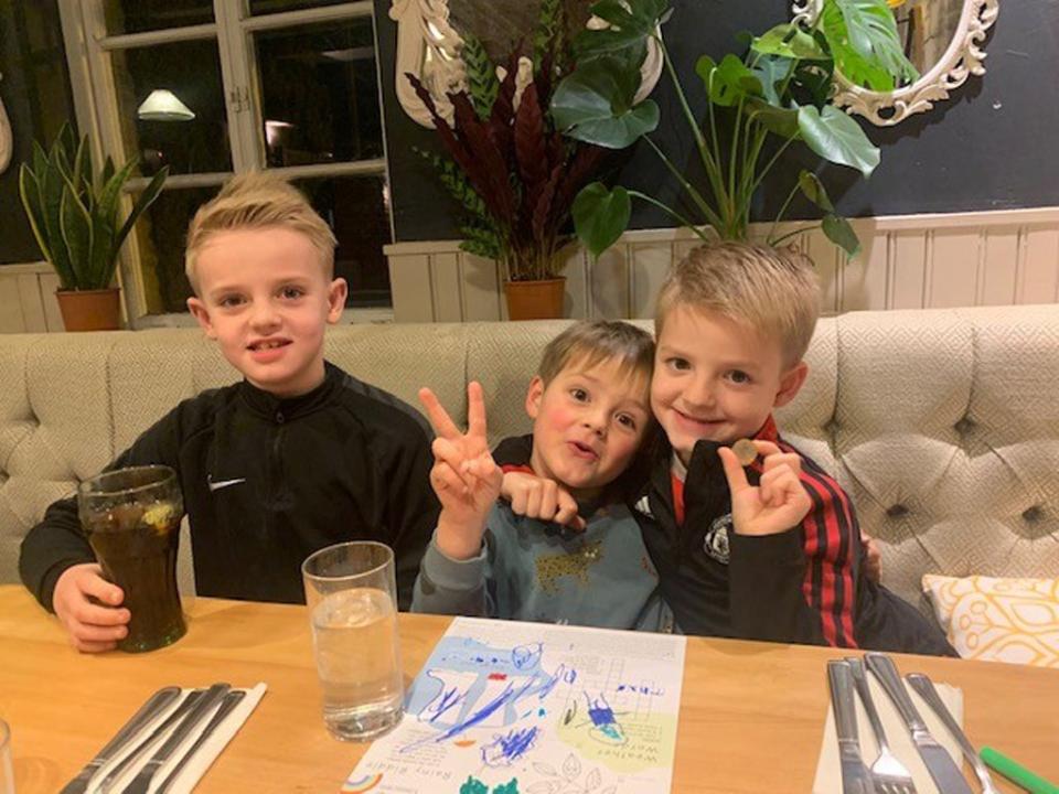 Los hijos de Ruth: Seb (9), Lucas (8), y Theo (4) (Collect/PA Real Life)