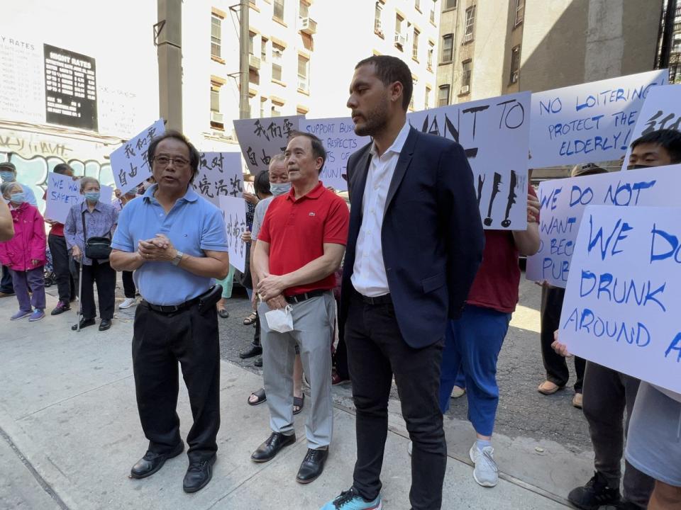 年長者住戶在現場手舉標語大喊「反對」。圖右為市議員馬泰。(記者張晨/攝影)