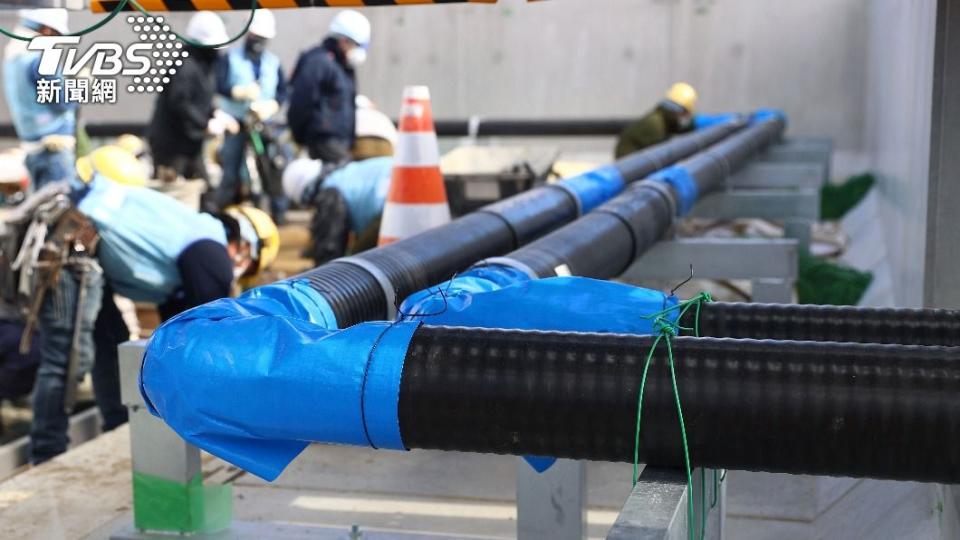 工人正在建造核廢水流通的地面管道。該管道為先進液體處理系統（ALPS）的一部分。（圖／達志影像美聯社）