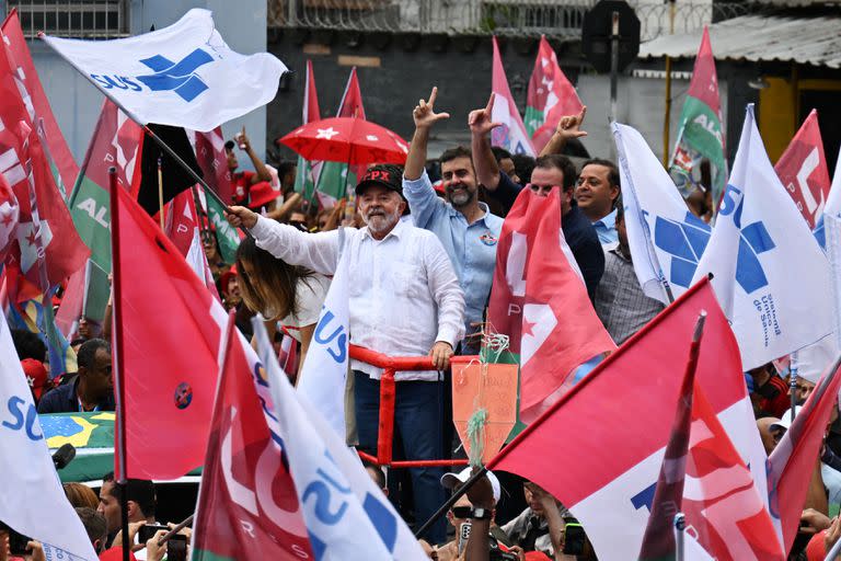 Luiz Inacio Lula da Silva, en un acto de campaña en Río de Janeiro de cara al ballottage. (CARL DE SOUZA / AFP)