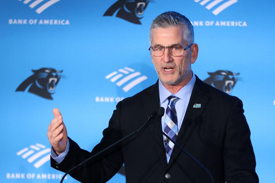 Frank Reich habla con los medios durante su presentación como entrenador en jefe de los Carolina Panthers en enero.