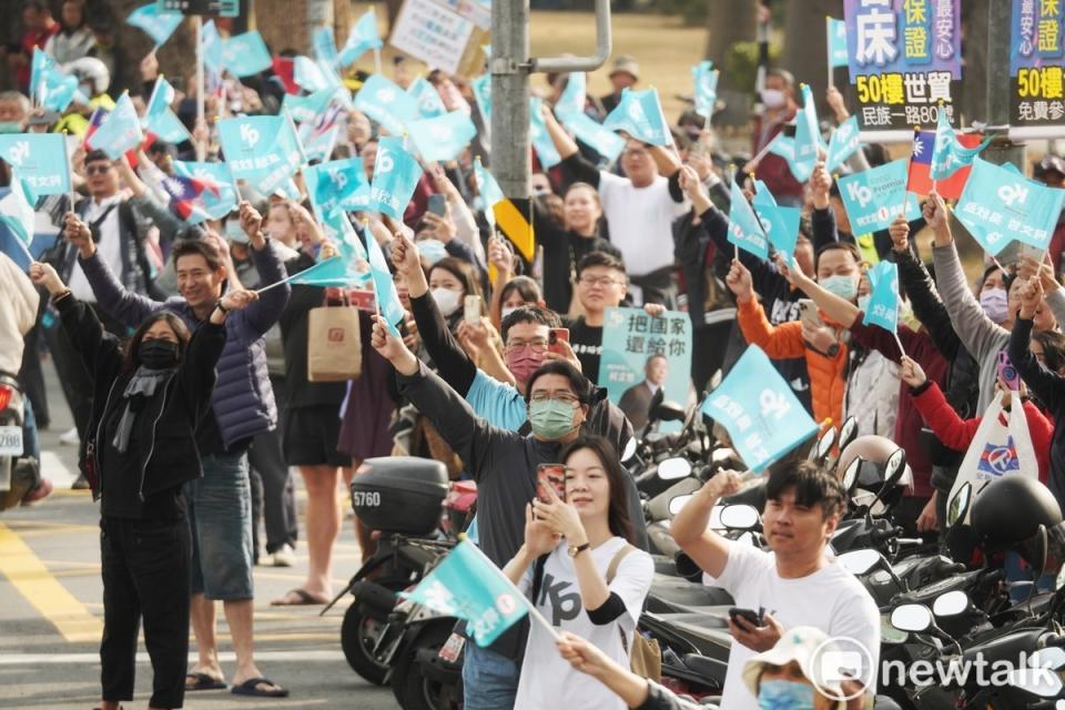 民眾黨總統候選人柯文哲今(7)早在高雄市區掃街拜票，支持者在路旁向柯文哲加油打氣。   圖：張良一/攝