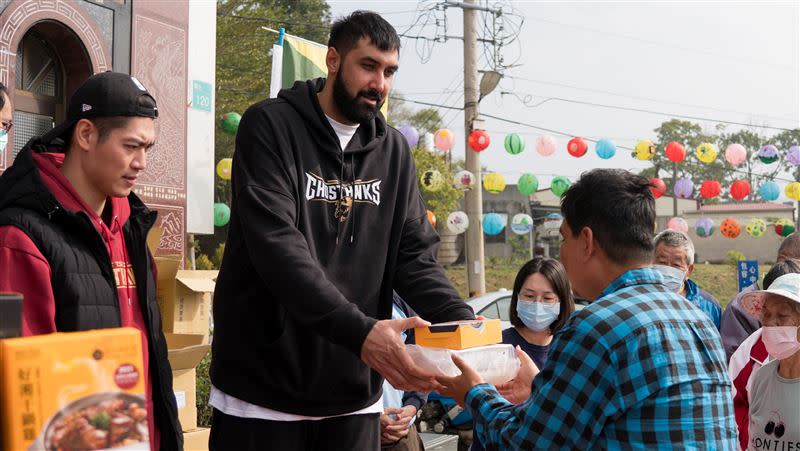 臺南台鋼獵鷹呂冠霆、布拉參與年菜送暖活動。（圖／臺南台鋼獵鷹提供）