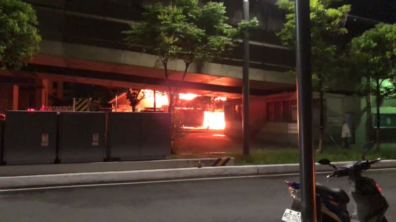 ▲新竹市區一家輪胎行，今（15）日晚間10時發生火警，建物內有4大4小受困，不幸命喪火海。（圖／翻攝畫面）