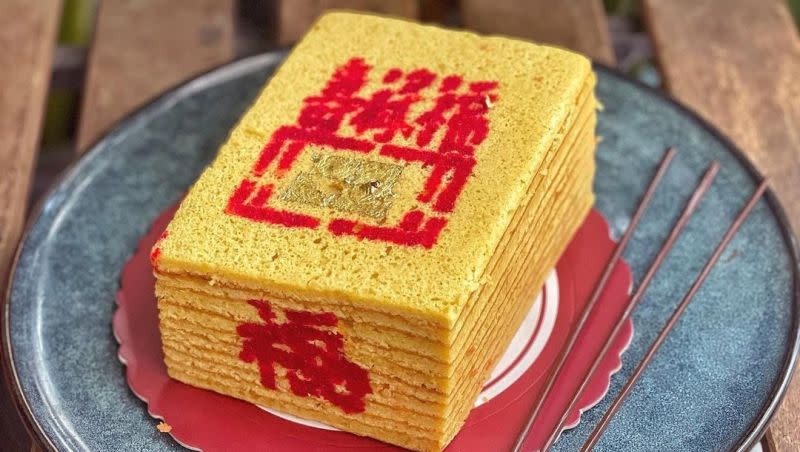 ▲因應清明節祭祖，台南台糖長榮酒店布開賣6吋「金紙蛋糕」，還附上可以吃的3柱清香，逼真外型引發網路熱議。（圖／取自「幾路食記」）