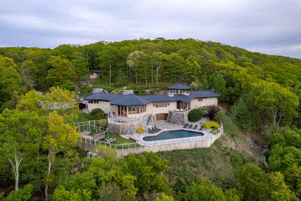 Located just an hour's drive from Manhattan, the residence presents a tranquil city escape, surrounded by soaring trees and sweeping panoramic views.