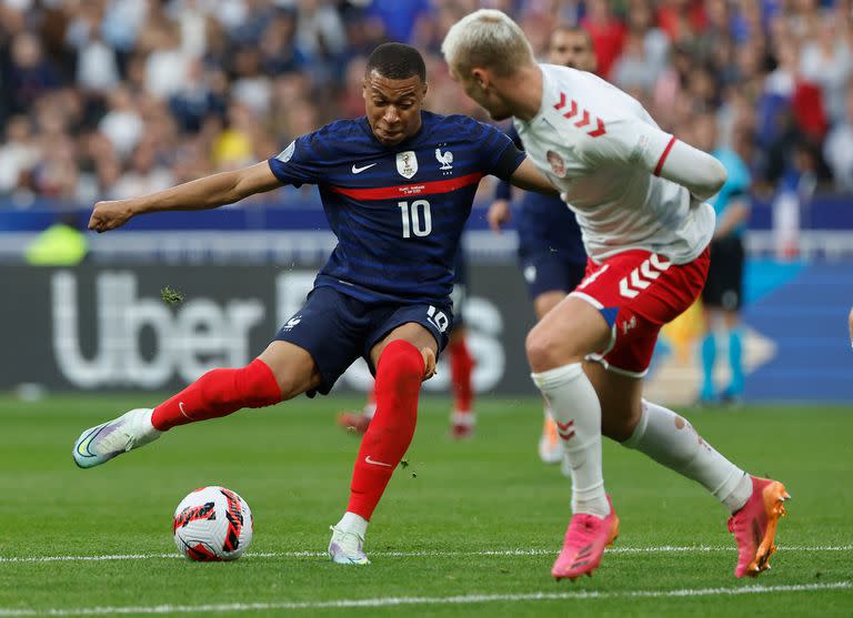 Kylian Mbappé en acción: Francia y Dinamarca, posibles rivales de Argentina en el Mundial, se cruzan hoy en la Nations League.