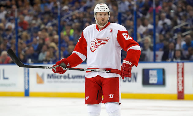 TAMPA, FL - OCTOBER 13: Thomas Vanek #62 of the Detroit Red Wings gets ready for a face-off against Tampa Bay Lightning during a game at the Amalie Arena on October 13, 2016 in Tampa, Florida. (Photo by Mike Carlson/Getty Images)