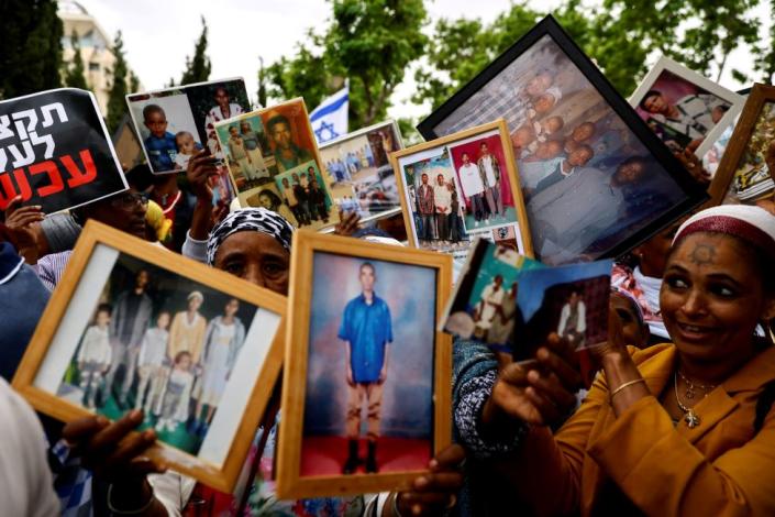 اسرائیلی‌های اتیوپیایی‌تبار عکس‌های بستگان خود را در طول اعتراضی که از دولت اسرائیل می‌خواهند توقف مهاجرت یهودیان اتیوپیایی به اسرائیل را متوقف کند، در خارج از جلسه هفتگی کابینه در اورشلیم، اسرائیل - یکشنبه 28 مه 2023 در دست دارند.