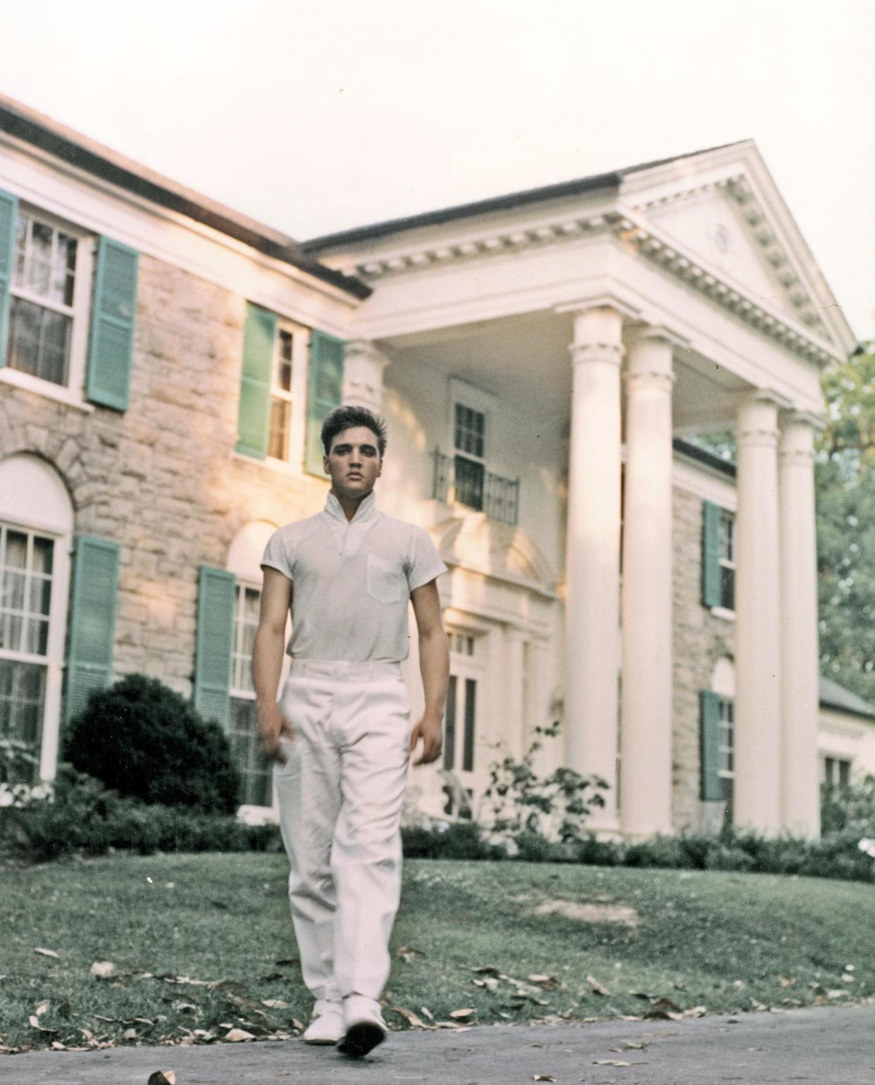 Elvis Presley is pictured at Graceland in 1957. (Photo: Michael Ochs Archives/Getty Images)