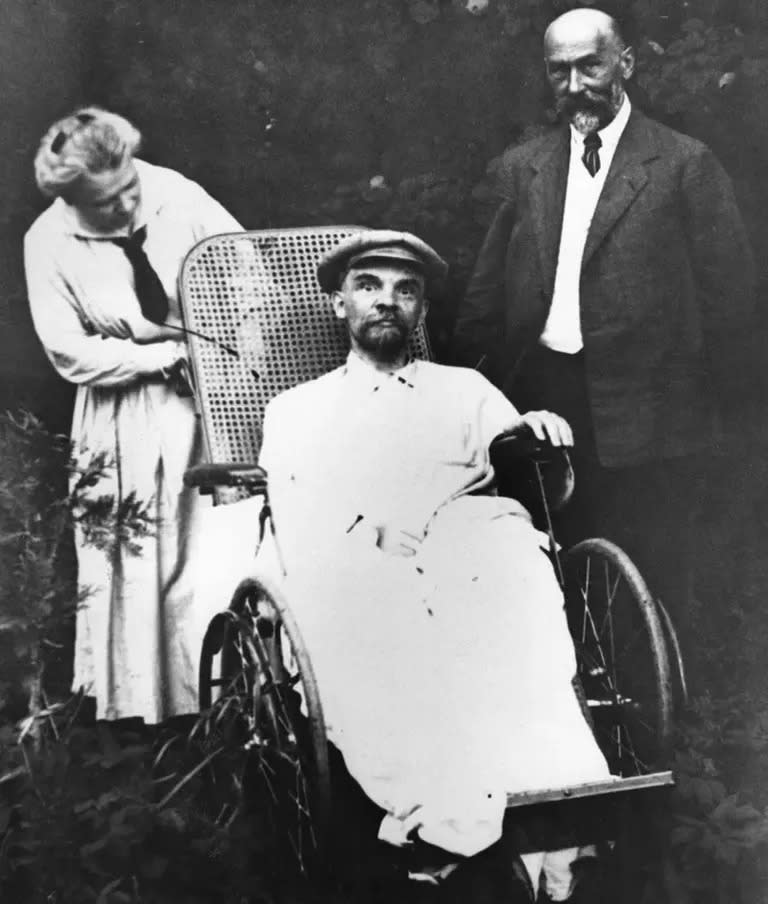 Lenin -aquí con su doctor y su hermana preferida- pasó sus últimos años agobiado por problemas de salud