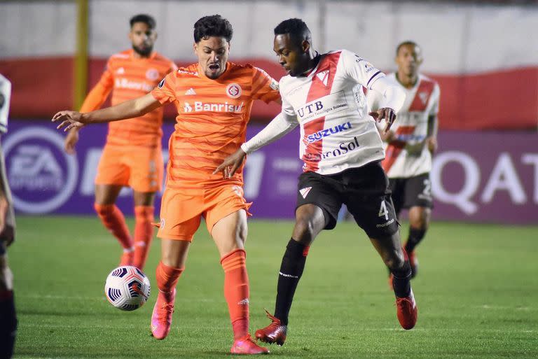  Marc Enoumba, con la camiseta de Always Ready, disputando uno de los duelos de Copa Libertadores ante Inter de Brasil